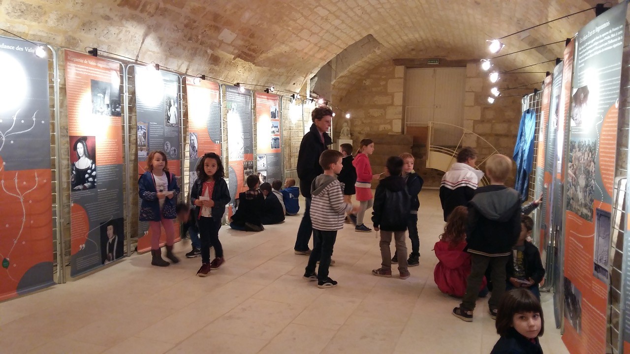 Visite d'une exposition par des enfants - GrandAngoulême