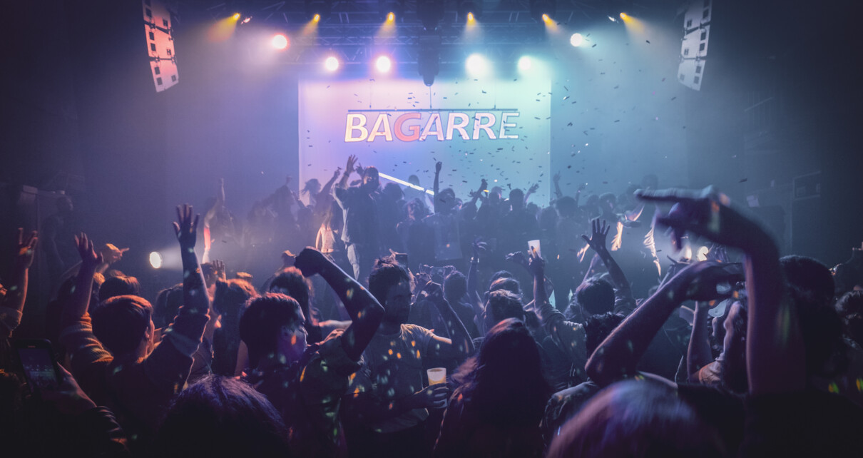 Concert du groupe Bagarre devant un public nombreux